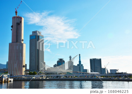 オフィスビルや高層マンションが立ち並ぶ海辺の街並み風景 オフィスビルや高層マンションが立ち並ぶ海辺の街並み風景 108046225