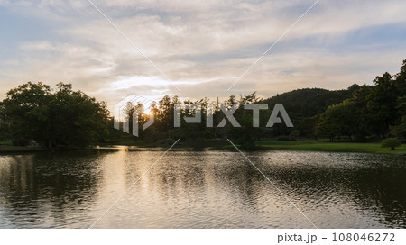 岩手県【世界遺産】観自在王院跡／舞鶴が池の夕焼けの風景 108046272