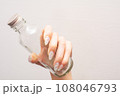 持つ手 108046793