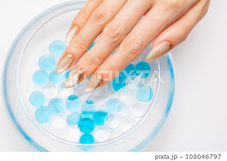 フィンガーボールと手 108046797