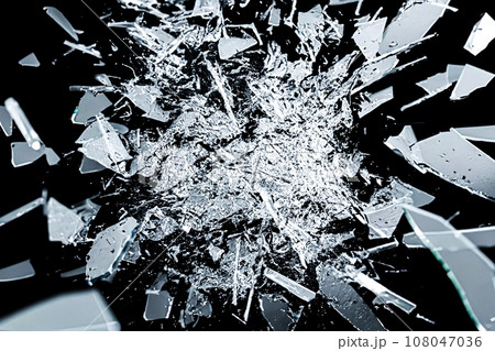 弾け飛ぶ割れたガラス　AI生成画像 108047036