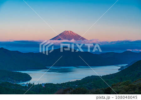 《神奈川県》箱根大観山から初冠雪した富士山 《神奈川県》箱根大観山から初冠雪した富士山 108048045