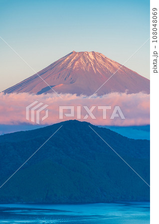 《神奈川県》箱根大観山から初冠雪した富士山 《神奈川県》箱根大観山から初冠雪した富士山 108048069