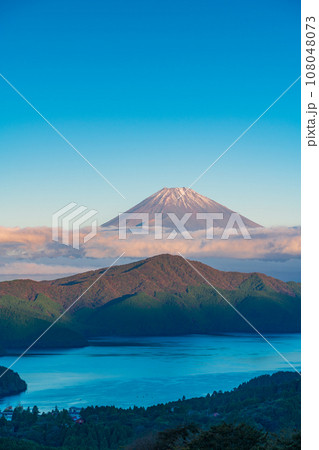 《神奈川県》箱根大観山から初冠雪した富士山 《神奈川県》箱根大観山から初冠雪した富士山 108048073