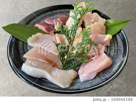 焼鳥用の生の鶏肉 各部位ササミ、手羽、モモ肉、レバー、ハツ、砂ずり,皮,胸肉 焼鳥用の生の鶏肉 各部位ササミ、手羽、モモ肉、レバー、ハツ、砂ずり,皮,胸肉 108048388