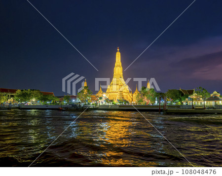 タイ・バンコク~対岸から眺める宵のワットアルン / Wat Arun, Bangkok タイ・バンコク~対岸から眺める宵のワットアルン / Wat Arun, Bangkok 108048476