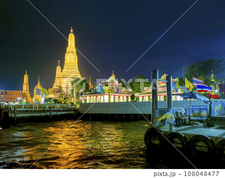 タイ・バンコク～船着場から眺める宵のワットアルン / Wat Arun, Bangkok 108048477
