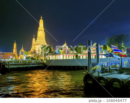 タイ・バンコク~船着場から眺める宵のワットアルン / Wat Arun, Bangkok タイ・バンコク~船着場から眺める宵のワットアルン / Wat Arun, Bangkok 108048477
