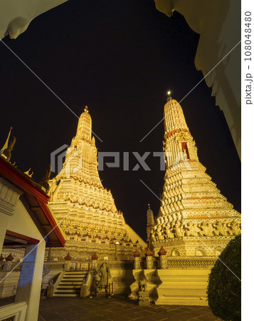 タイ・バンコク～ライトアップされた夜のワットアルン / Wat Arun, Bangkok 108048480
