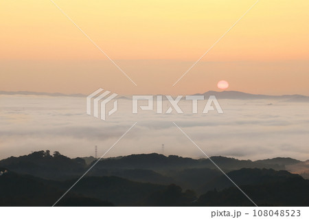 雲海と日の出6680 108048523