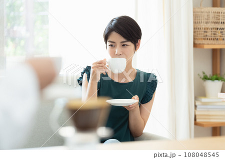 リビングでコーヒーを飲む女性 リビングでコーヒーを飲む女性 108048545