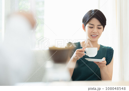 リビングでコーヒーを飲む女性 リビングでコーヒーを飲む女性 108048548