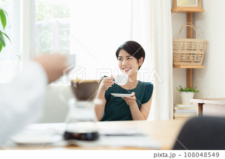 リビングでコーヒーを飲む女性 リビングでコーヒーを飲む女性 108048549