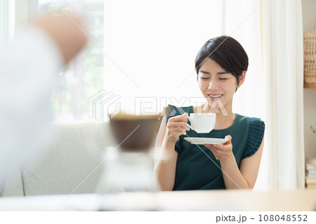 リビングでコーヒーを飲む女性 リビングでコーヒーを飲む女性 108048552