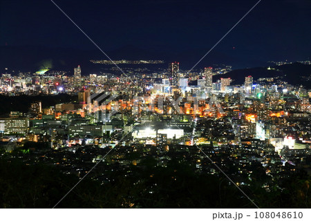 【広島県】黄金山から見た広島の夜景 108048610