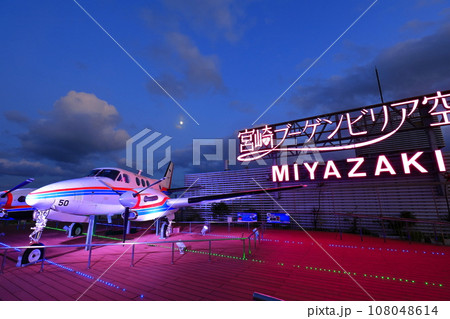 【宮崎県】展望デッキから見た宮崎空港の夜景 108048614