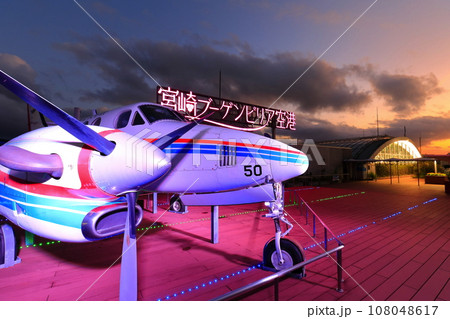 【宮崎県】展望デッキから見た宮崎空港の夜景 【宮崎県】展望デッキから見た宮崎空港の夜景 108048617