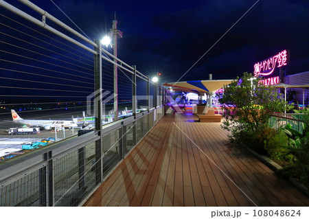 【宮崎県】展望デッキから見た宮崎空港の夜景 【宮崎県】展望デッキから見た宮崎空港の夜景 108048624