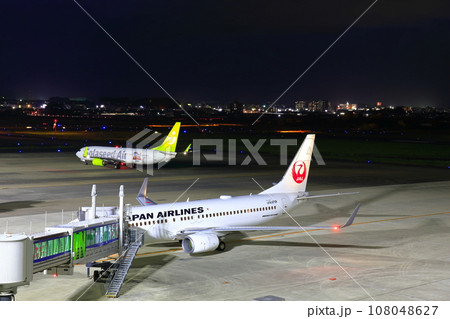 【宮崎県】展望デッキから見た宮崎空港の夜景 108048627