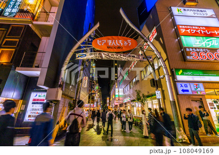 日本の東京都市景観 錦糸町駅前の繫華街などを望む 108049169
