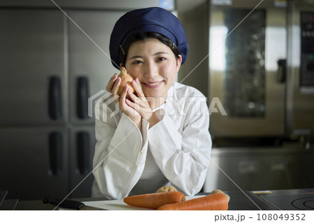 シェフ　女性 108049352