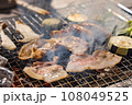 網で焼く焼き肉（煙が出る豚肉） 108049525