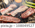 網で焼く焼き肉（豚肉と牛肉） 108049527