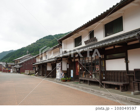 若狭鯖街道 熊川宿の伝統的な街並み(福井県若狭町) 若狭鯖街道 熊川宿の伝統的な街並み(福井県若狭町) 108049597