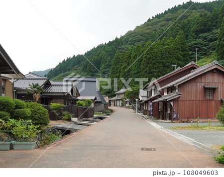 若狭鯖街道 熊川宿の伝統的な街並み(福井県若狭町) 若狭鯖街道 熊川宿の伝統的な街並み(福井県若狭町) 108049603