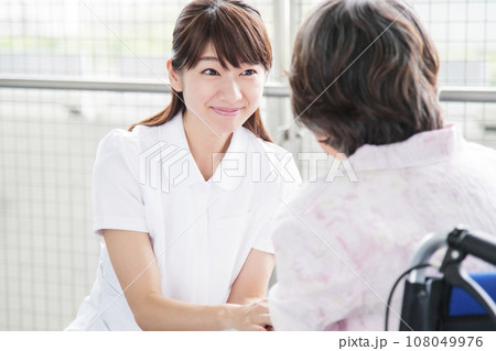 シニアの女性を介護する若い女性の介護士 シニアの女性を介護する若い女性の介護士 108049976