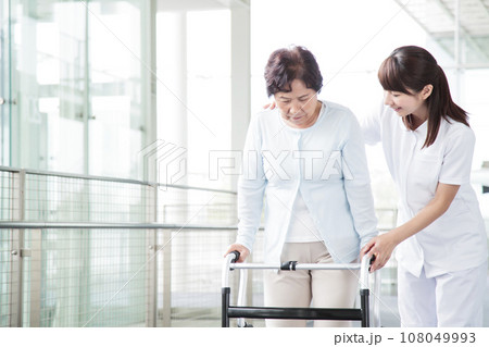 シニアの女性を介護する若い女性の介護士 108049993