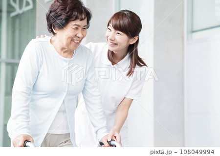 シニアの女性を介護する若い女性の介護士 シニアの女性を介護する若い女性の介護士 108049994