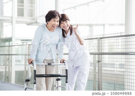 シニアの女性を介護する若い女性の介護士 シニアの女性を介護する若い女性の介護士 108049998