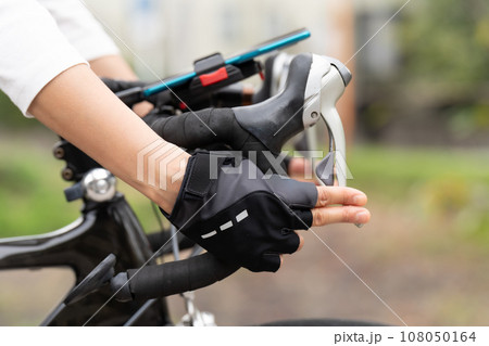 ロードバイクの下ハンドルでブレーキレバーが指が届かない小柄女性 ロードバイクの下ハンドルでブレーキレバーが指が届かない小柄女性 108050164