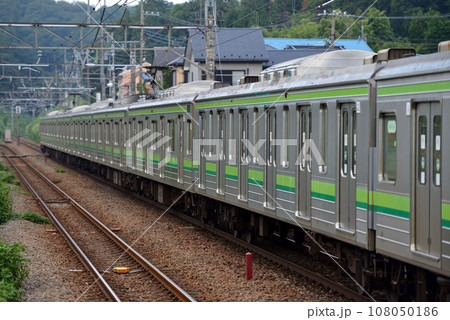 横浜線を走る205系電車 108050186