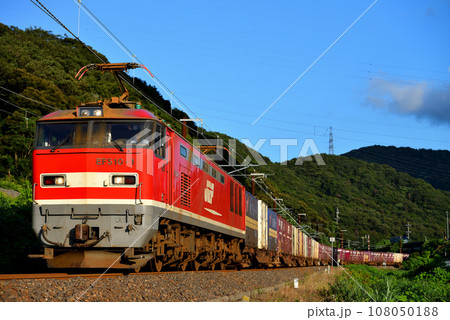 北陸本線を走るEF510-1コンテナ貨物列車 108050188