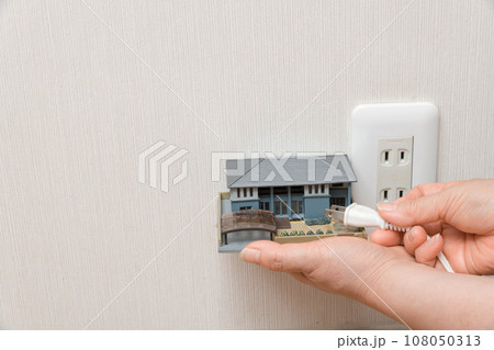 【住宅と電気をイメージする主婦】 108050313