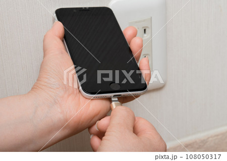 【スマホを充電する主婦】 【スマホを充電する主婦】 108050317