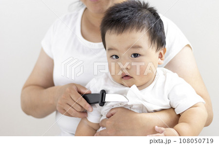 玩具のナイフを当てられた赤ちゃん(男の子、0歳、生後10カ月、日本人)。人質のイメージ 玩具のナイフを当てられた赤ちゃん(男の子、0歳、生後10カ月、日本人)。人質のイメージ 108050719