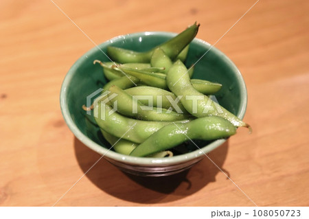 居酒屋で提供された枝豆 居酒屋で提供された枝豆 108050723