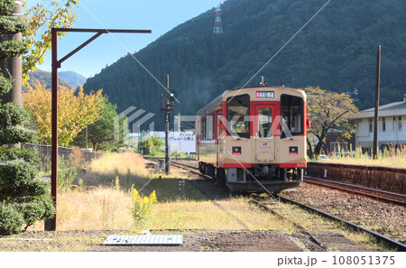 郡上八幡駅を出発した長良川鉄道の列車 108051375