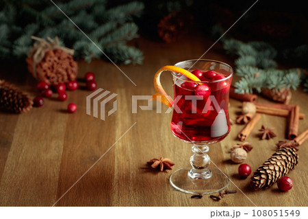 Hot Christmas drink with ingredients. 108051549