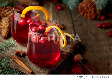 Christmas drink with spices and cranberries. 108051554