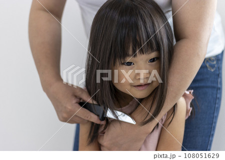 玩具のナイフを当てられた女の子（3歳、日本人）。人質のイメージ 108051629