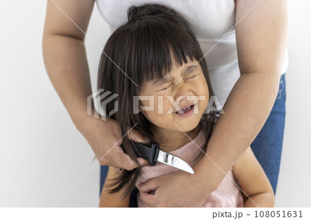 玩具のナイフを当てられた女の子(3歳、日本人)。人質のイメージ 玩具のナイフを当てられた女の子(3歳、日本人)。人質のイメージ 108051631