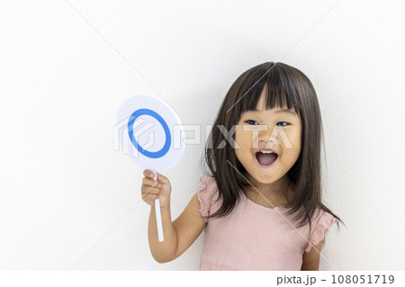 マルのプレートを持つ笑顔の女の子（3歳、日本人） 108051719