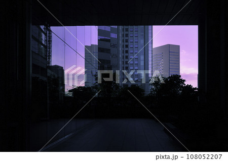 夕暮れの都市の風景 108052207