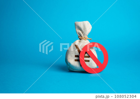 Yen and Yuan money bag and red prohibition symbol. China and Japan. Capital outflow restrictions. Sanctions. Diversification foreign currencies exchange reserves. 108052304