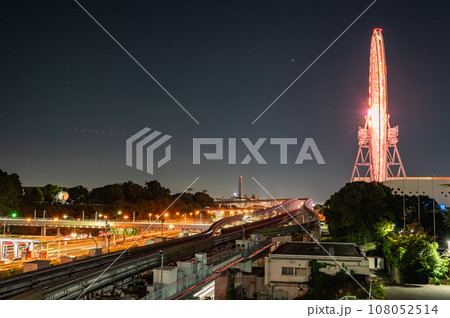 夜空に輝く観覧車と大阪モノレールの軌道 108052514