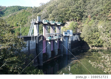 久賀ダム（岡山県が管理する洪水調節・灌漑用水・発電を目的とする重力式コンクリートダム） 108052721